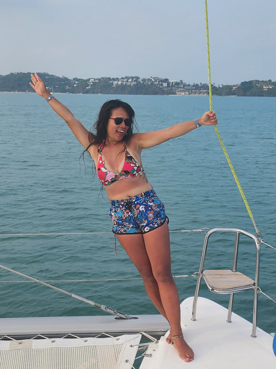 Vananh posing on Eos