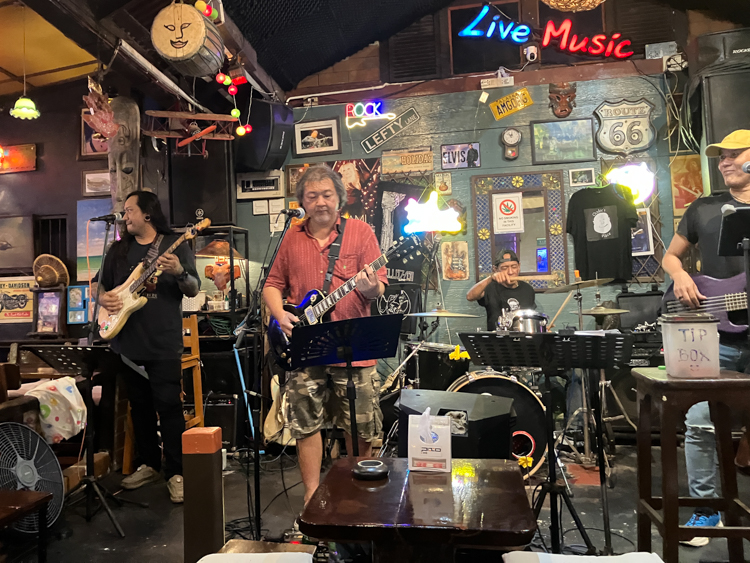 The band at Oodie's, White Sands Beach, Ko Chang